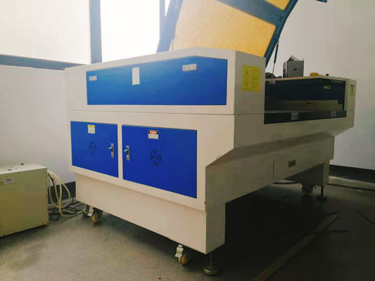 1000-26000mm/min Velocidade de corte Máquina de gravação a laser CO2 com superior e serviço